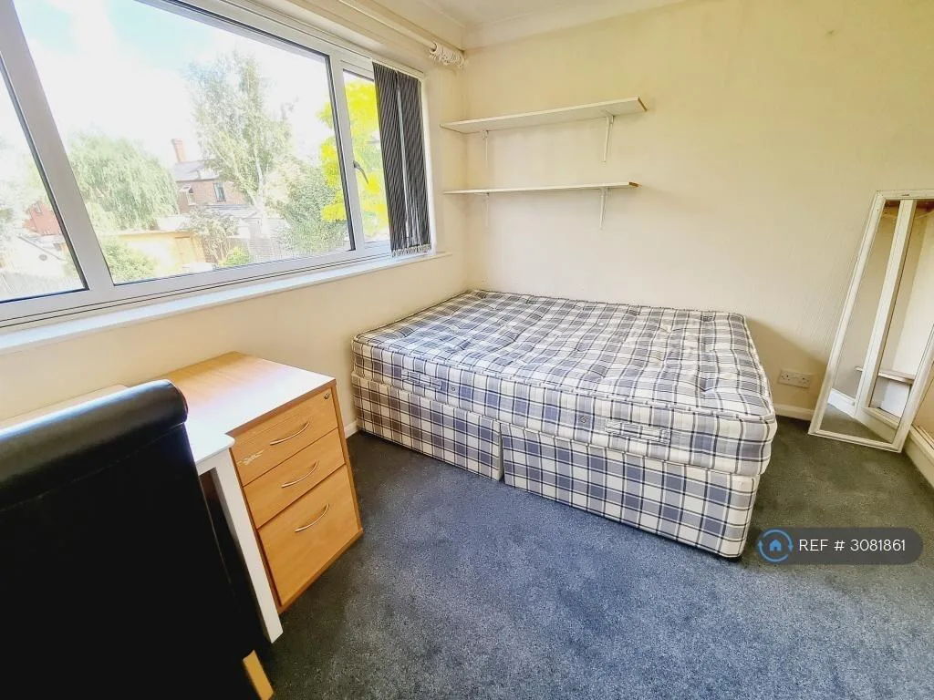 6 bedroom semi-detached house for rent