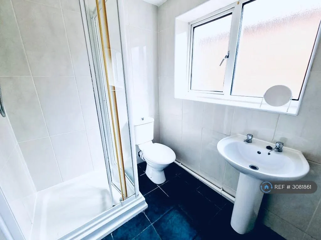 6 bedroom semi-detached house for rent