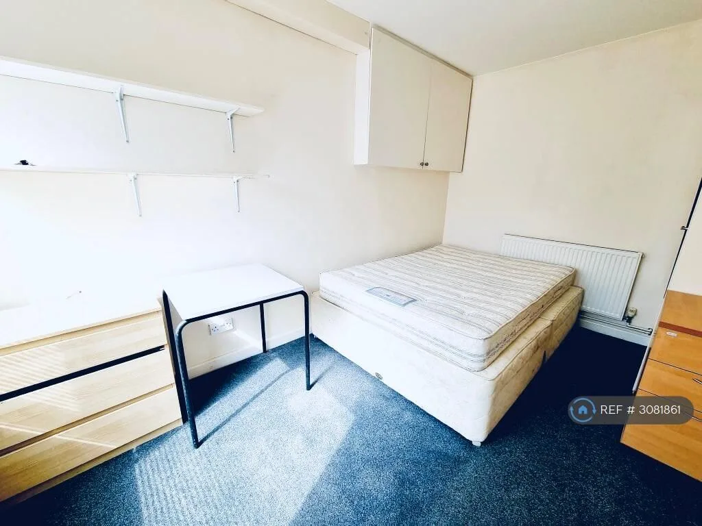 6 bedroom semi-detached house for rent