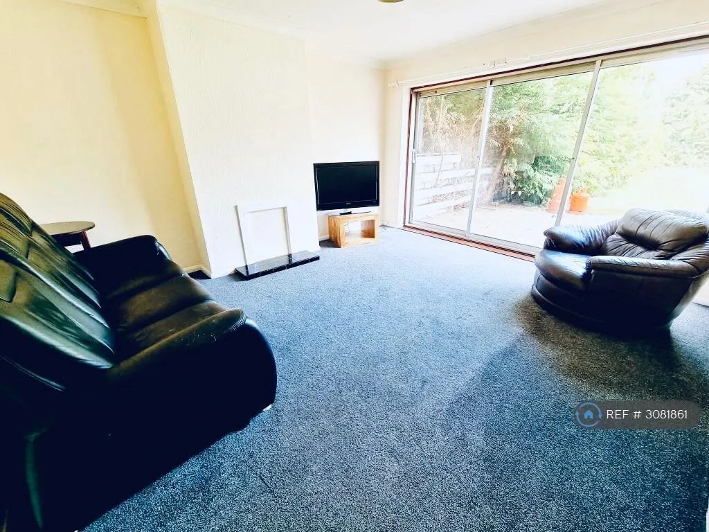 6 bedroom semi-detached house for rent