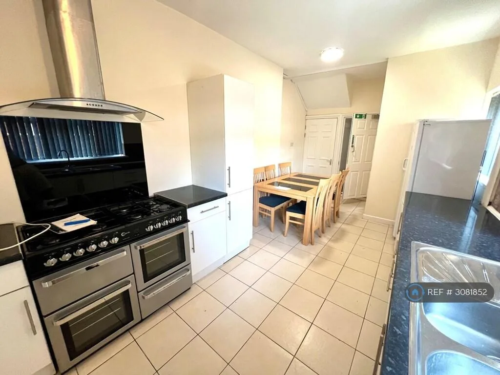 6 bedroom terraced house for rent