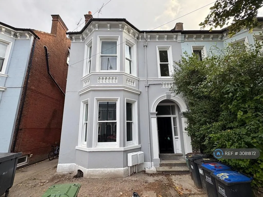 7 bedroom semi-detached house for rent