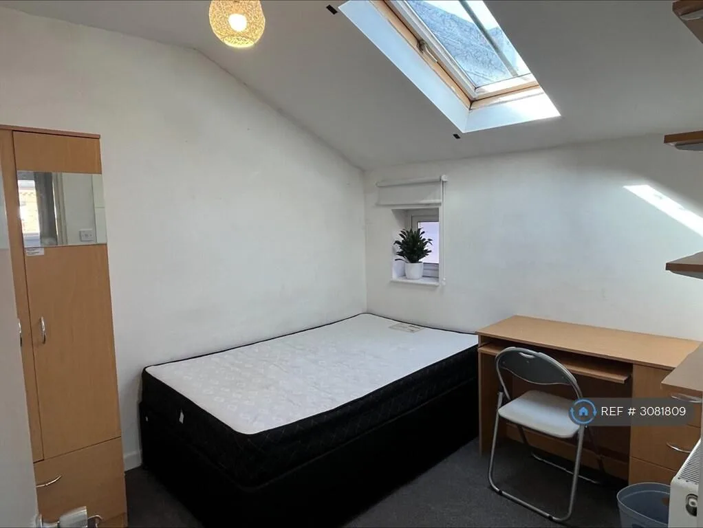 5 bedroom semi-detached house for rent