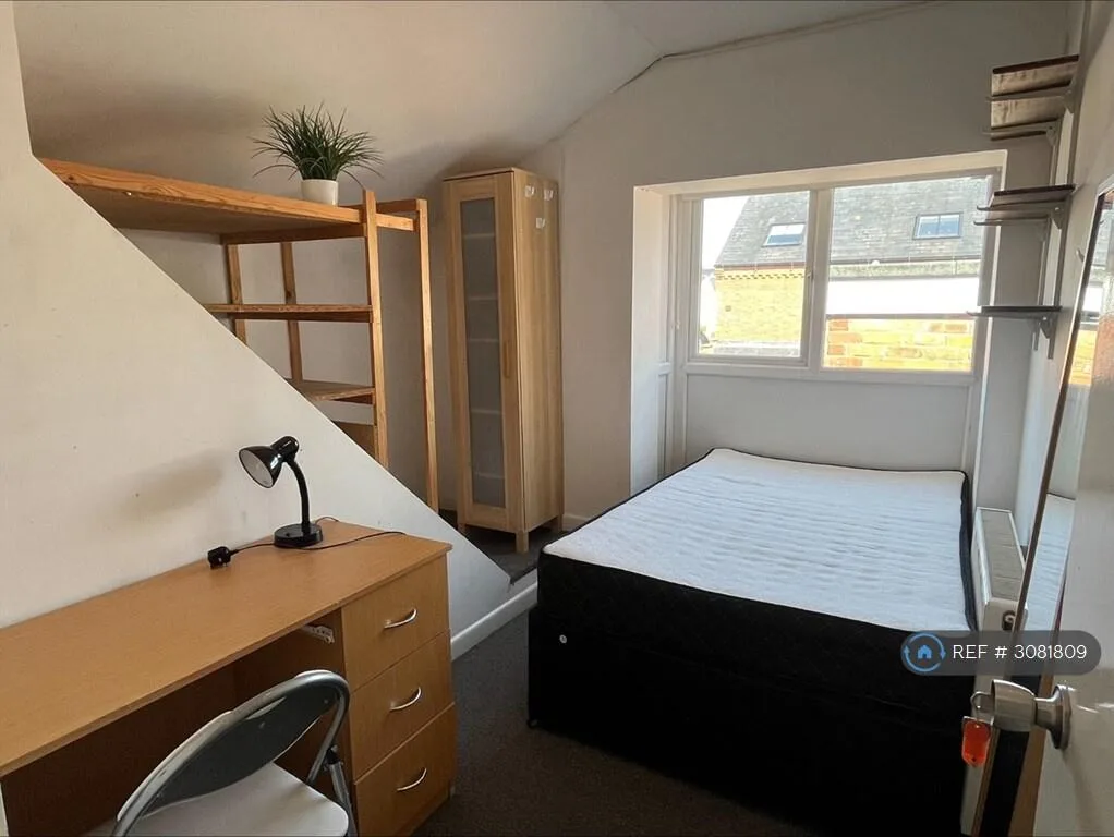 5 bedroom semi-detached house for rent