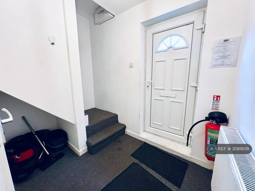 5 bedroom semi-detached house for rent