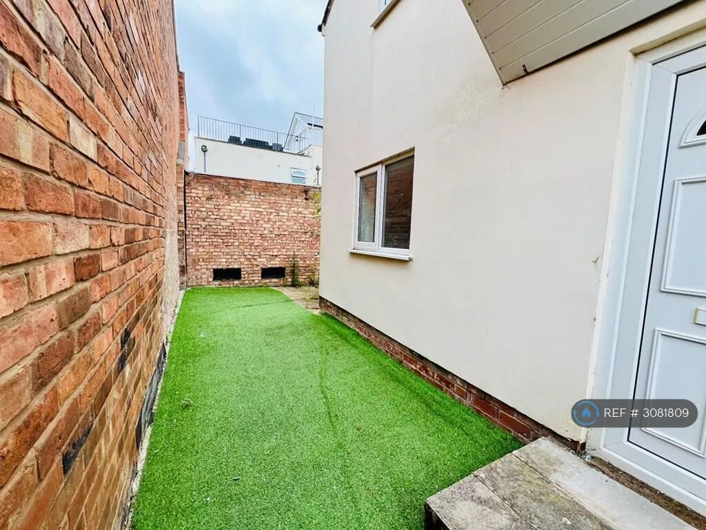 5 bedroom semi-detached house for rent