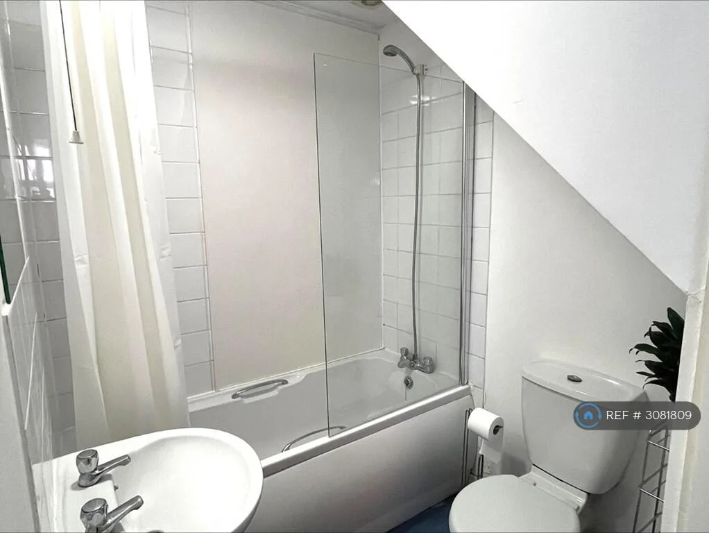 5 bedroom semi-detached house for rent