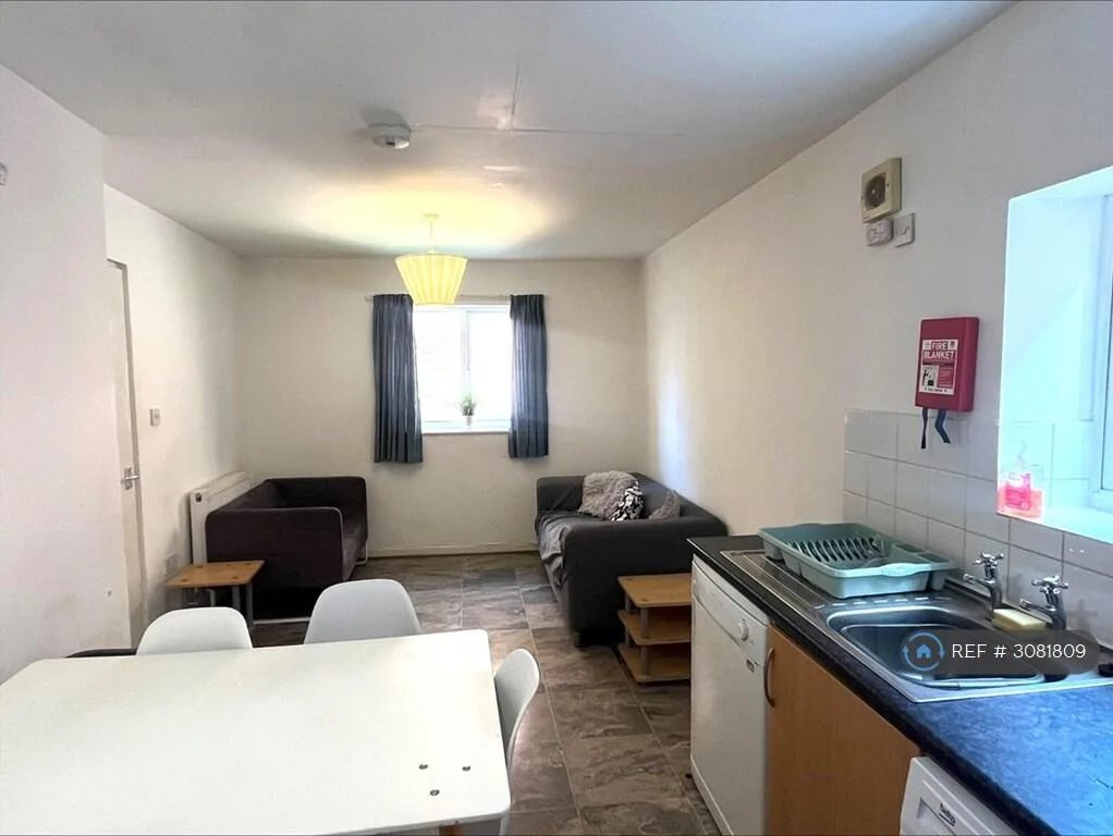 5 bedroom semi-detached house for rent