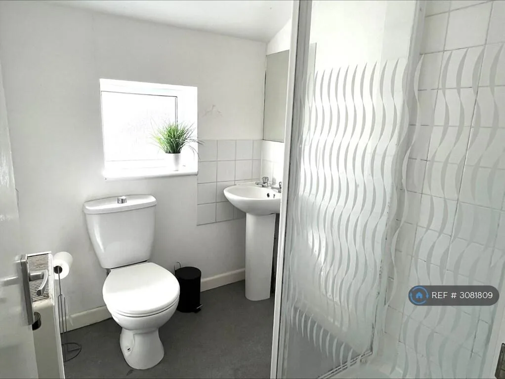 5 bedroom semi-detached house for rent
