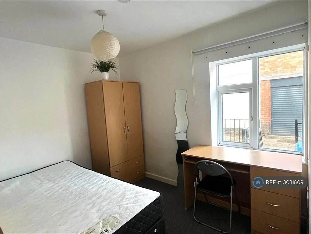 5 bedroom semi-detached house for rent