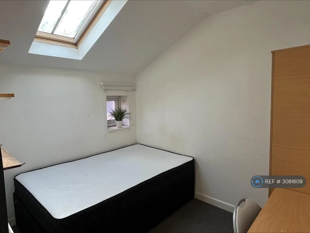 5 bedroom semi-detached house for rent
