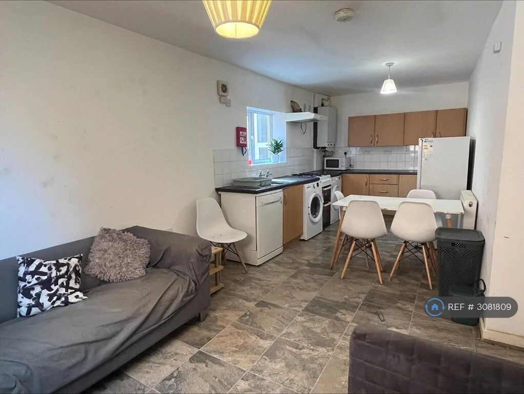 5 bedroom semi-detached house for rent