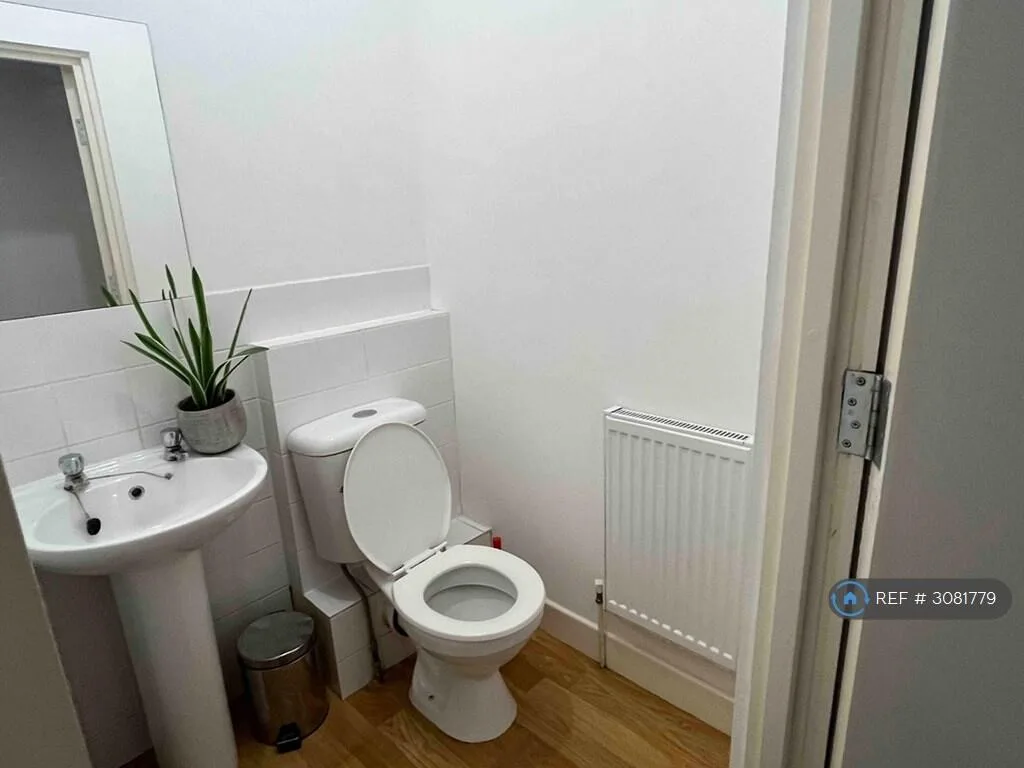 6 bedroom semi-detached house for rent