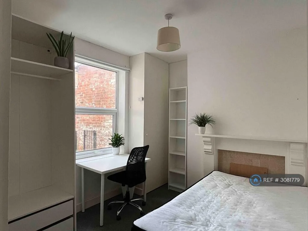6 bedroom semi-detached house for rent
