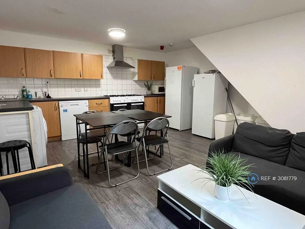 6 bedroom semi-detached house for rent