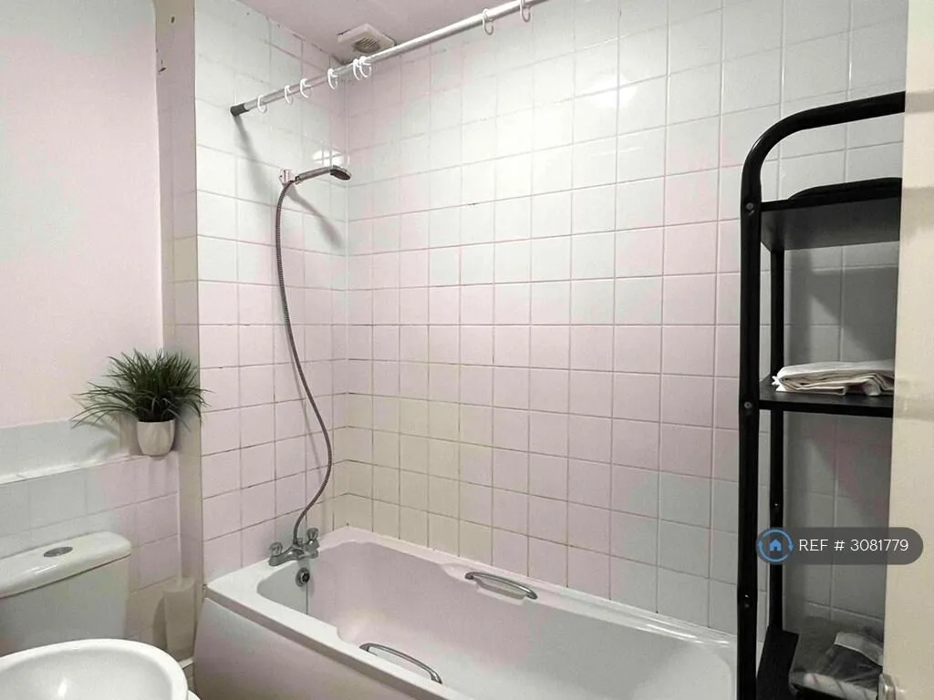6 bedroom semi-detached house for rent