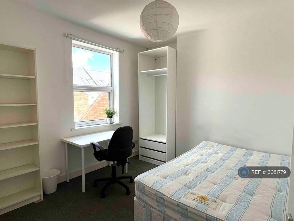 6 bedroom semi-detached house for rent