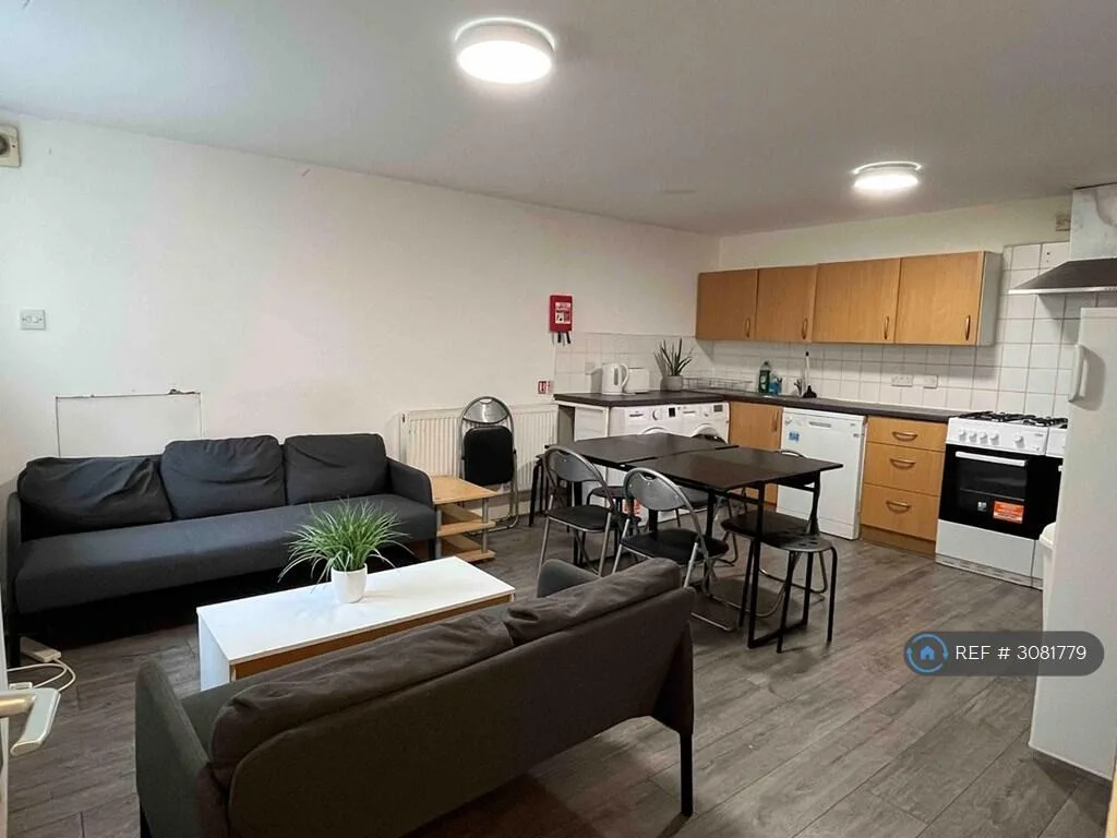6 bedroom semi-detached house for rent