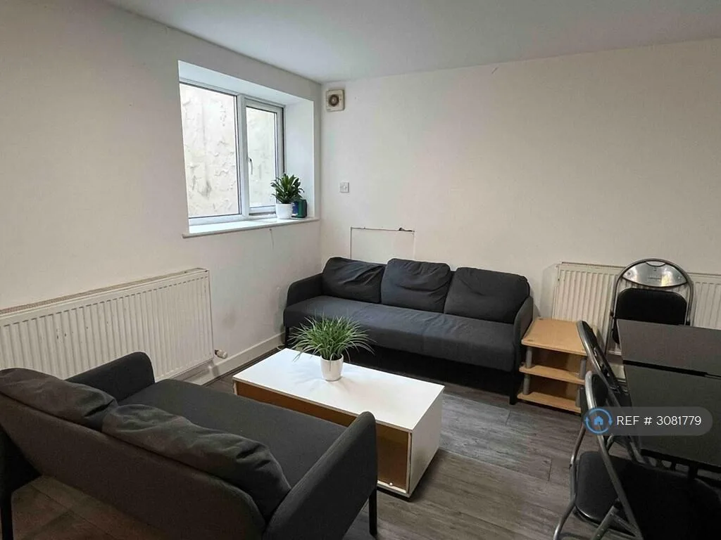 6 bedroom semi-detached house for rent