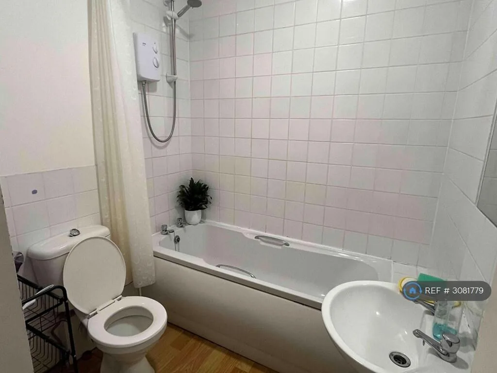 6 bedroom semi-detached house for rent