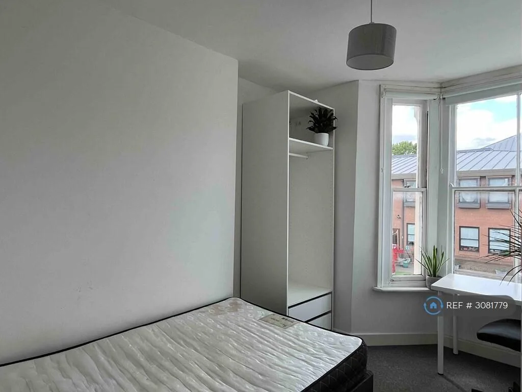 6 bedroom semi-detached house for rent