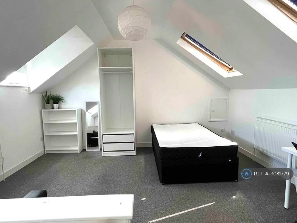 6 bedroom semi-detached house for rent