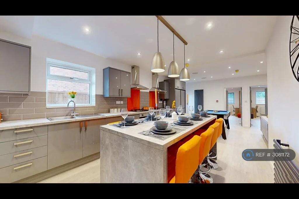 6 bedroom semi-detached house for rent
