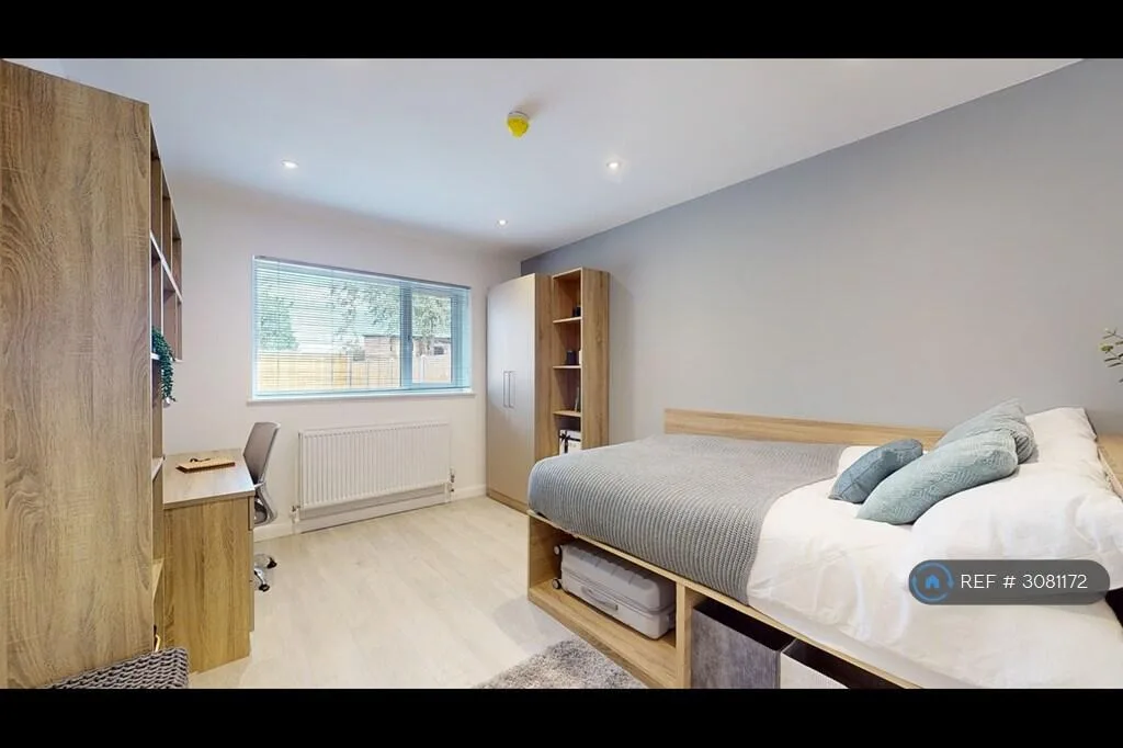 6 bedroom semi-detached house for rent