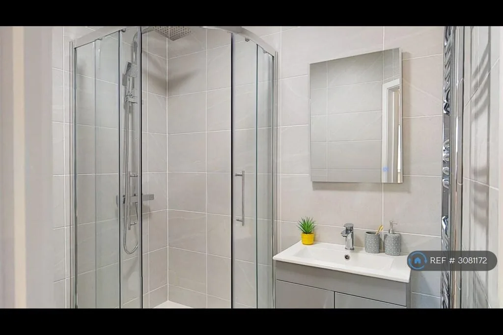 6 bedroom semi-detached house for rent
