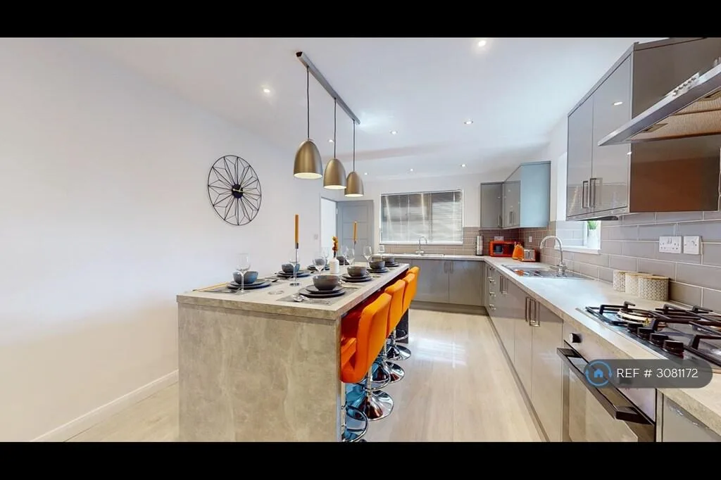 6 bedroom semi-detached house for rent