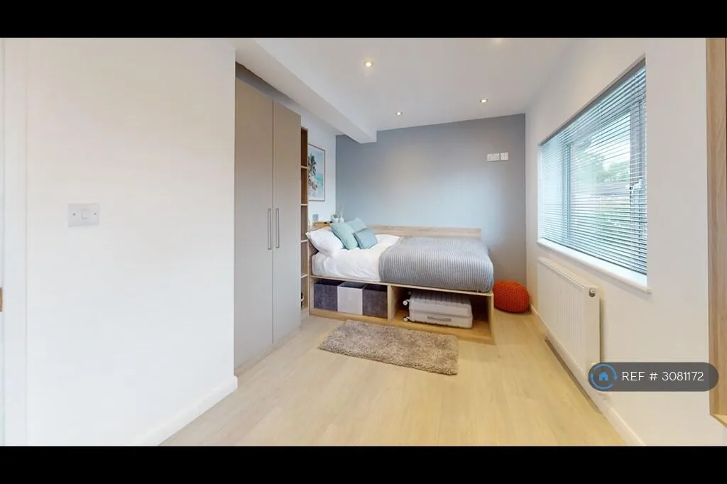 6 bedroom semi-detached house for rent