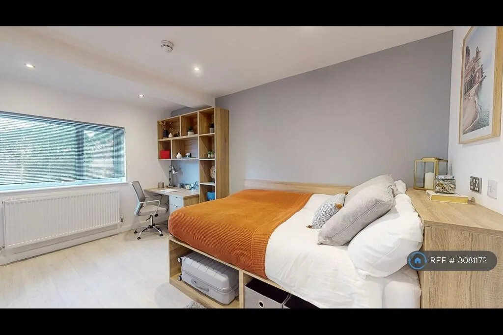6 bedroom semi-detached house for rent