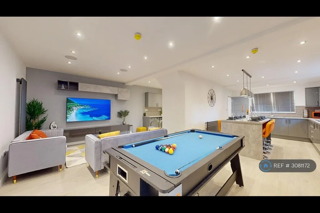6 bedroom semi-detached house for rent