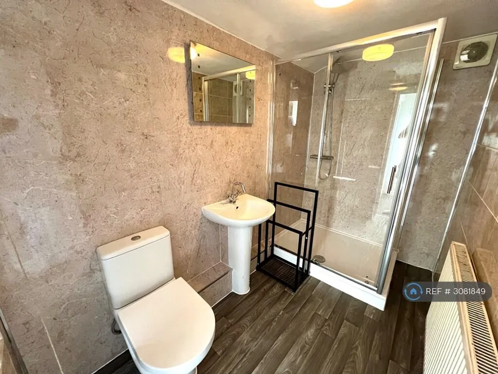 6 bedroom semi-detached house for rent