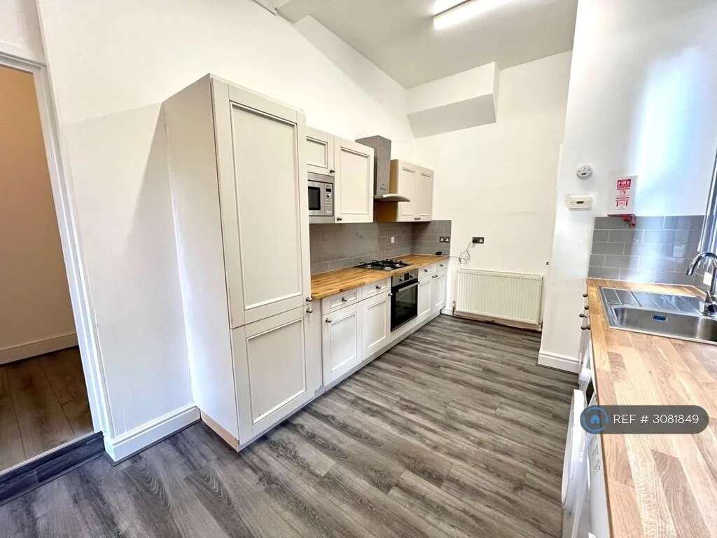 6 bedroom semi-detached house for rent