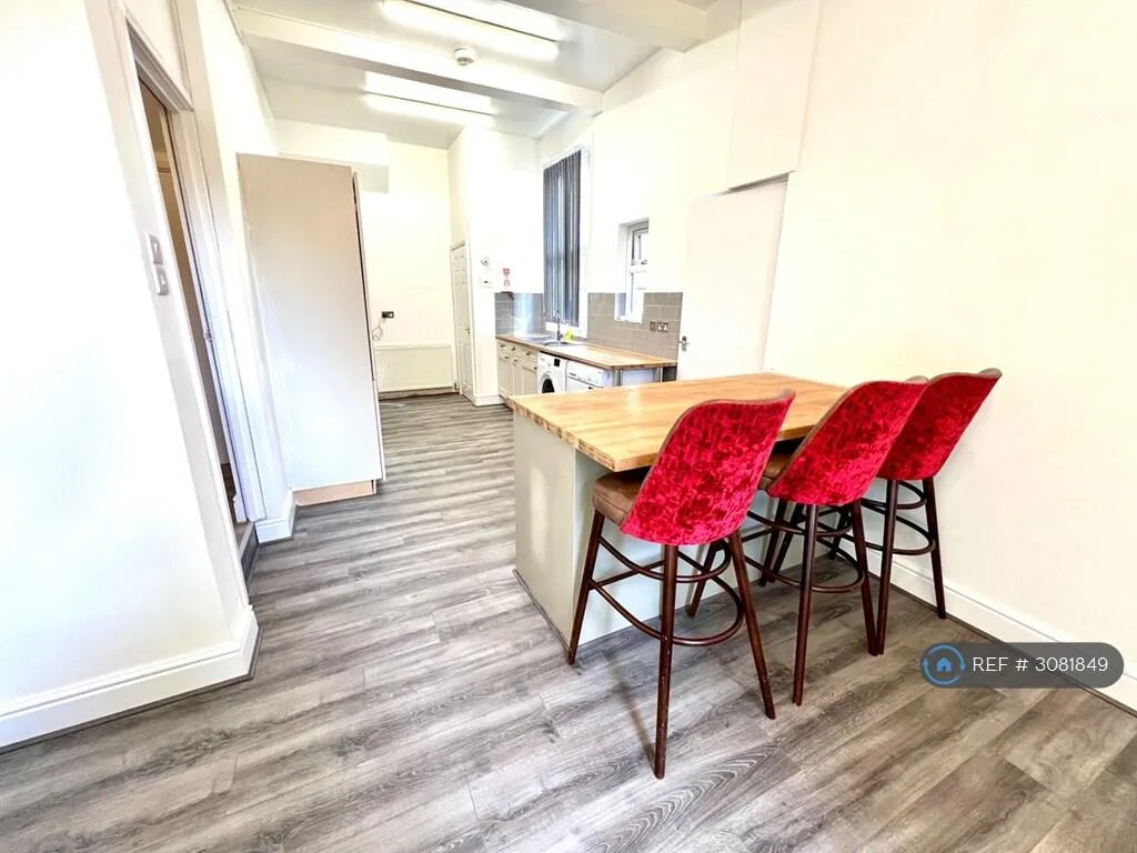 6 bedroom semi-detached house for rent