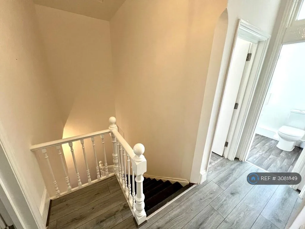 6 bedroom semi-detached house for rent