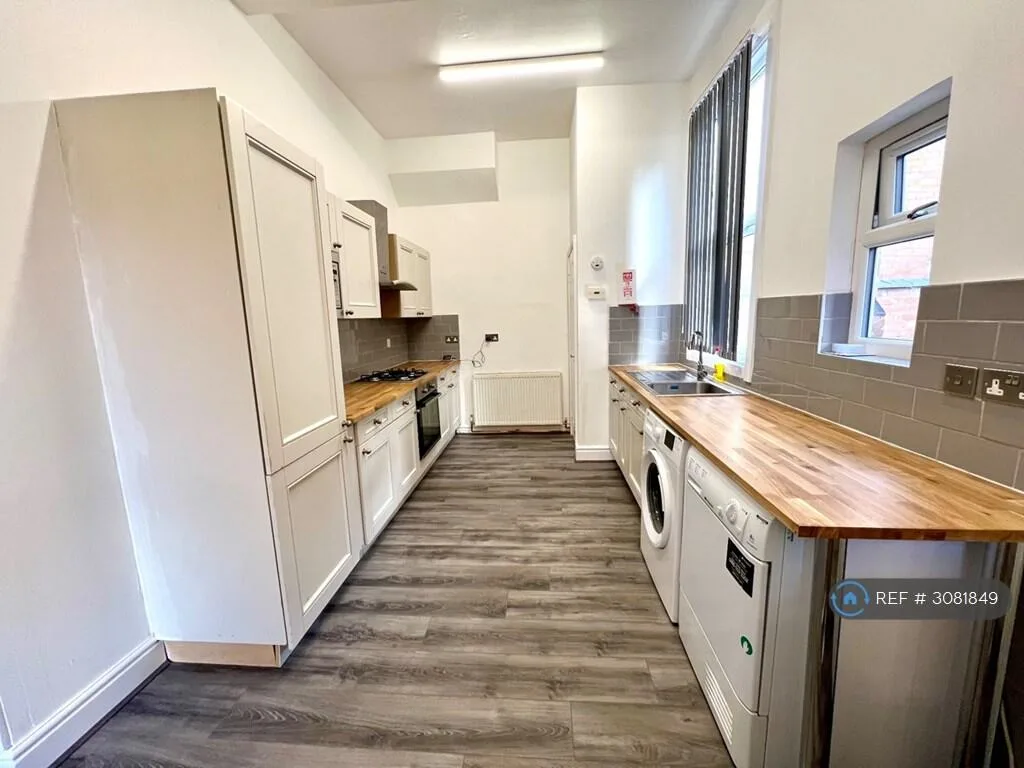 6 bedroom semi-detached house for rent