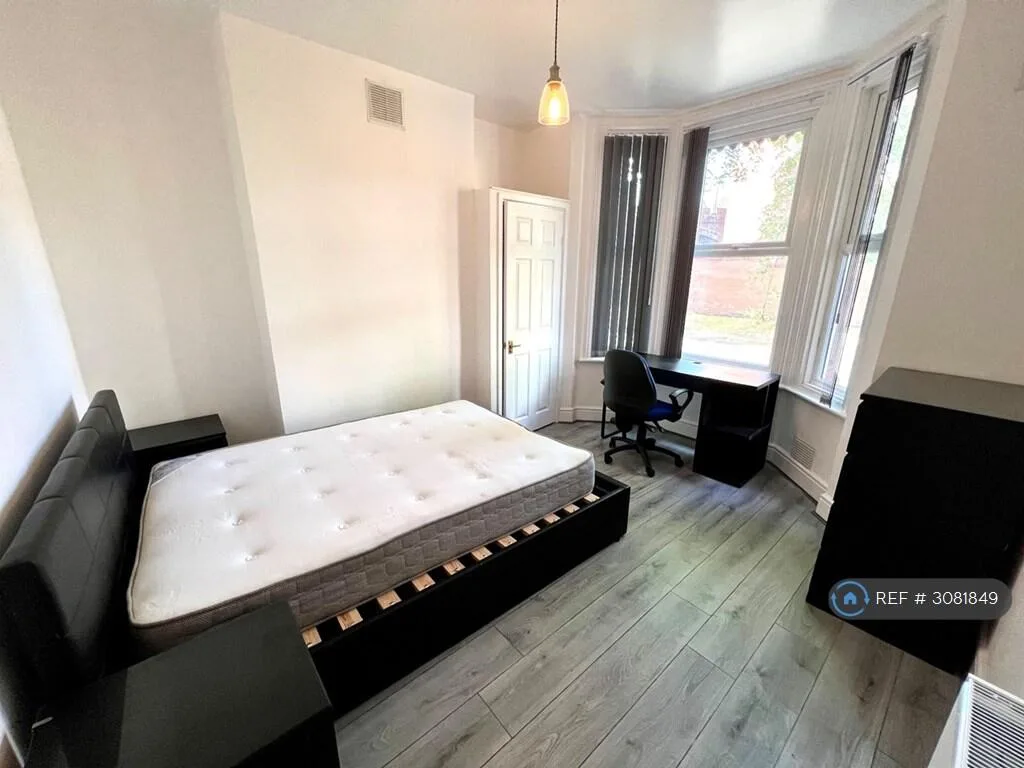 6 bedroom semi-detached house for rent