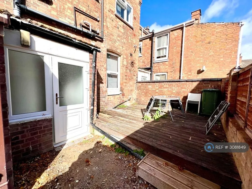 6 bedroom semi-detached house for rent
