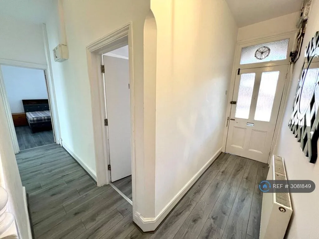 6 bedroom semi-detached house for rent