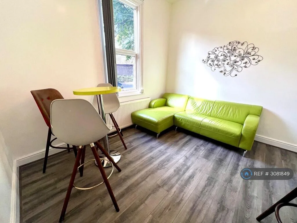 6 bedroom semi-detached house for rent
