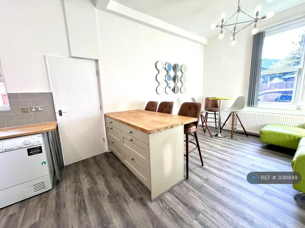 6 bedroom semi-detached house for rent
