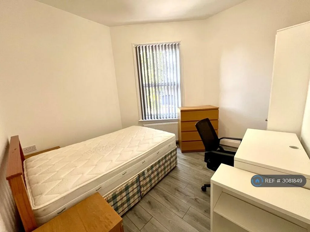 6 bedroom semi-detached house for rent