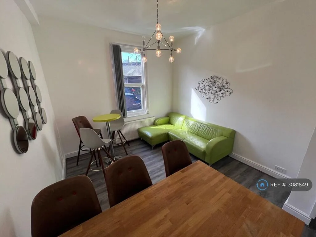 6 bedroom semi-detached house for rent