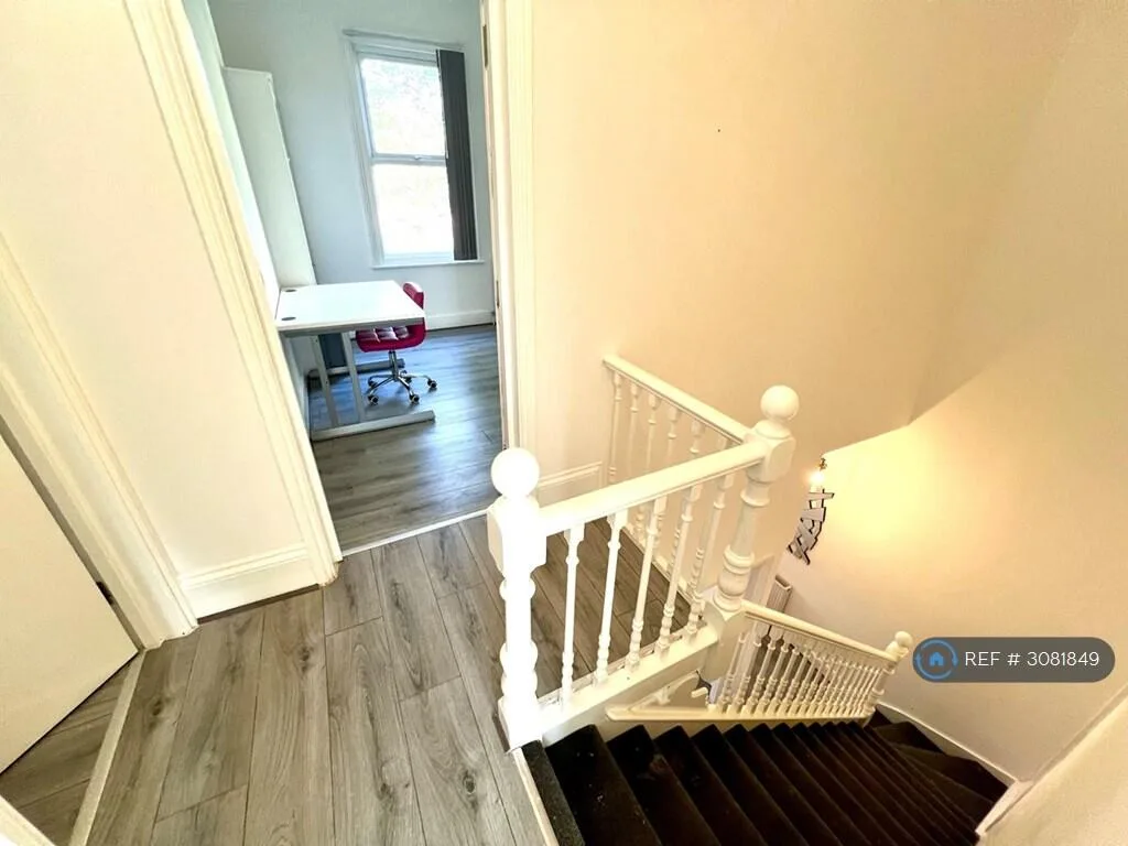 6 bedroom semi-detached house for rent