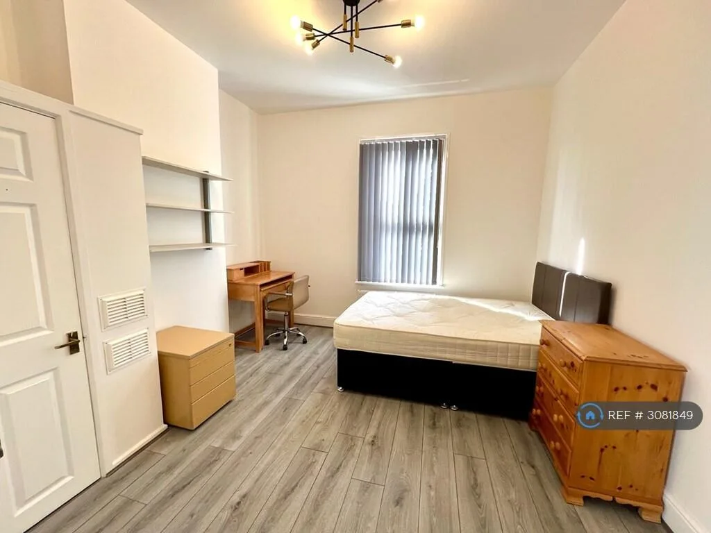 6 bedroom semi-detached house for rent