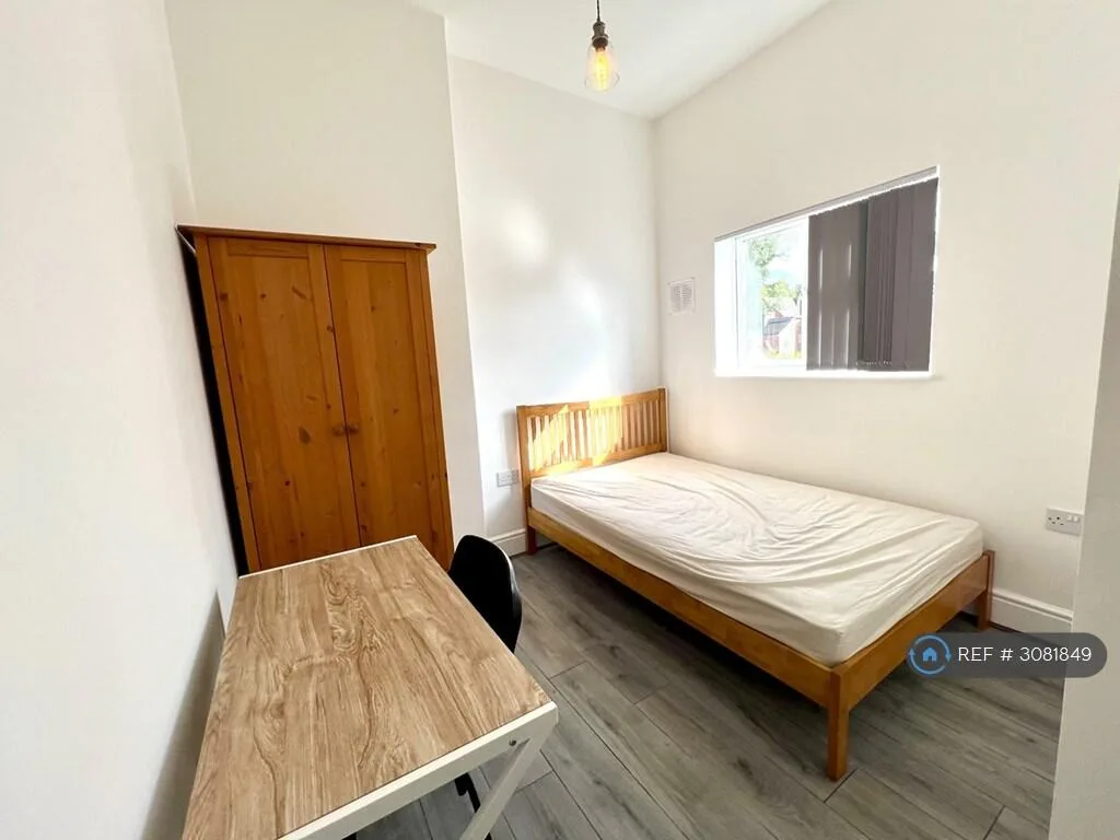 6 bedroom semi-detached house for rent