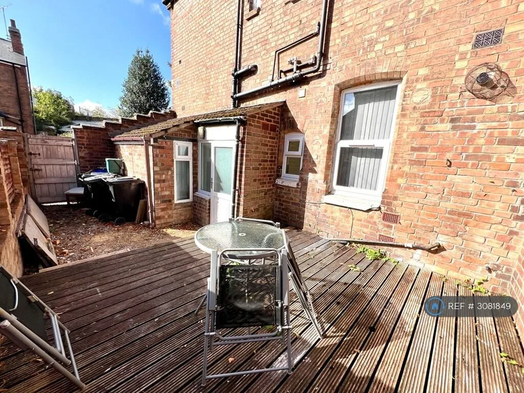 6 bedroom semi-detached house for rent