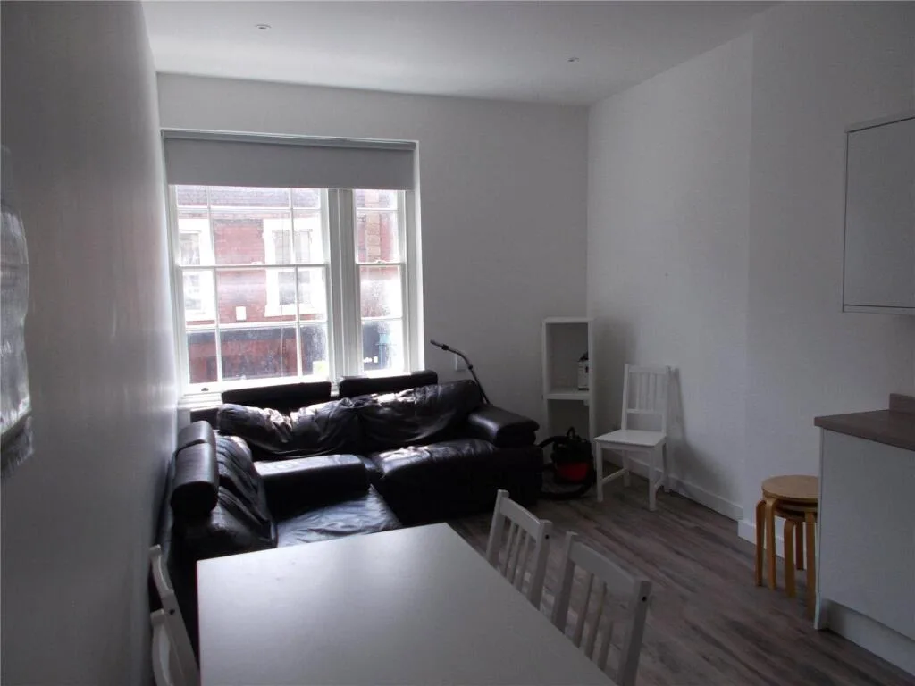 6 bedroom maisonette for rent